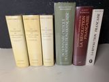plusieurs livres sont alignés sur une table