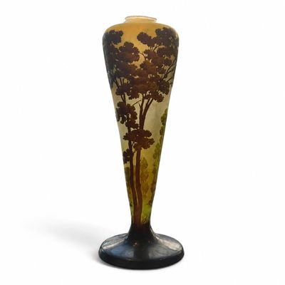 un vase en verre orné d'une peinture représentant un arbre
