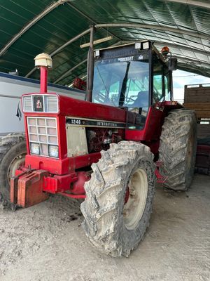 un tracteur rouge garé dans un garage