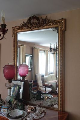 une table sur laquelle se trouvent un miroir et un vase
