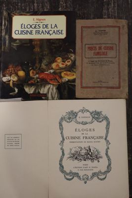 deux livres posés sur une table