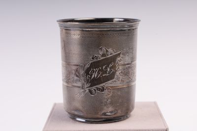 une coupe en argent posée sur une boîte