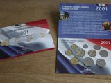 deux cartes représentant un drapeau et quelques pièces de monnaie
