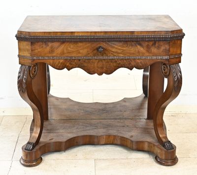 une petite table en bois surmontée d'un tiroir