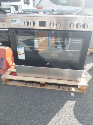 un poêle posé sur une palette dans le parking