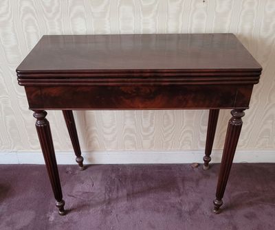 TABLE à jeu en acajou et placage d'acajou, époque Louis-Phil…