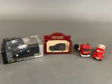 trois petites voitures sont assises l'une à côté de l'autre sur une table