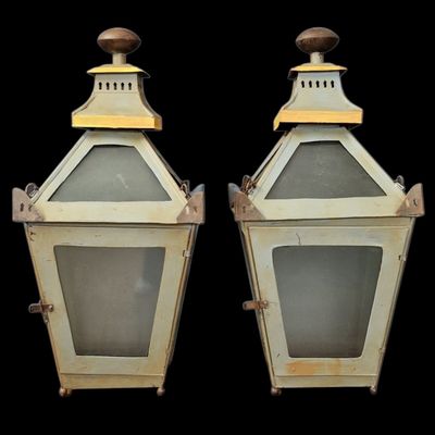 PAIRE DE LANTERNES de Style Directoire en tôle laquée et pat…