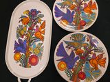 trois assiettes à motifs différents posées sur une table