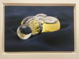 une photo d'un flacon de parfum sur fond bleu