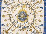 une écharpe bleue et dorée ornée de clés