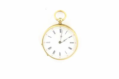une montre de poche en or avec des chiffres romains sur le cadran