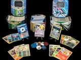 plusieurs types de cartes pokemon sur la table