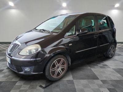 la photo d'une petite voiture noire garée dans un garage