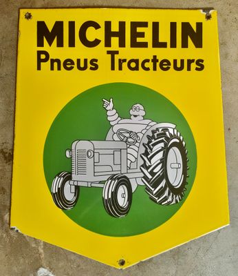 un panneau jaune et vert représentant un homme sur un tracteur