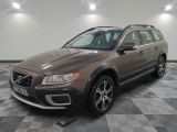 une photo d'un SUV Volvo marron garé dans un garage