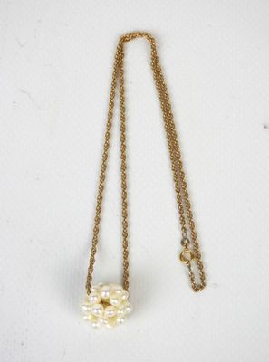 un gros plan d'un collier composé de perles montées sur une chaîne
