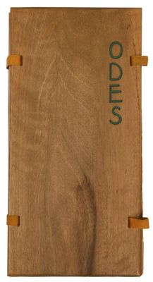 une image représentant un livre en bois sur lequel figure un logo vert