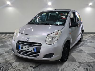 la photo d'une petite voiture argentée garée dans un garage
