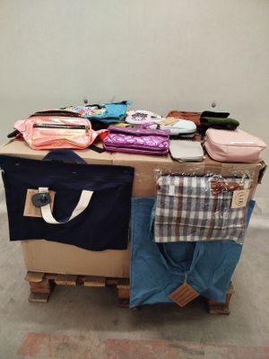 une table sur laquelle sont posés de nombreux sacs