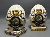 paire de figurines en porcelaine en forme d'œuf, ornées de motifs dorés et bleus