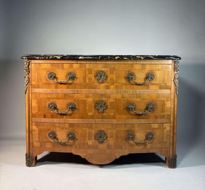 une commode en bois avec un plateau en marbre