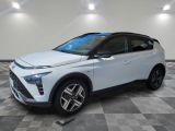 un SUV Toyota C-HR blanc garé dans un garage