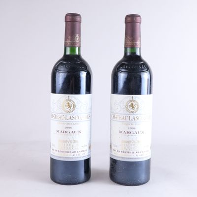 deux bouteilles de vin rouge posées l'une à côté de l'autre sur une table