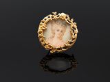 une bague en or sur laquelle est gravée l'image d'une femme