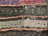 Plusieurs paires de chaussettes pour homme sont emballées dans des sacs en plastique