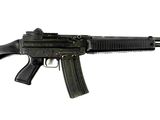 un gros plan d'un pistolet sur un fond blanc avec un fond blanc