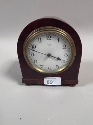 une petite horloge posée sur une table