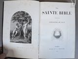 Quelqu'un tient un livre ouvert à la page où figure l'image d'un homme et d'une femme.