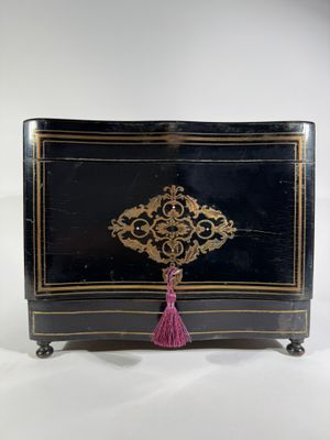 Cave à liqueur en poirier noirci à décor de filets et marque…