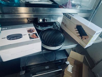 une boîte de nourriture posée sur un comptoir à côté d'un grill
