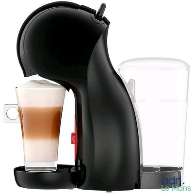 une cafetière noire avec une tasse de café à côté