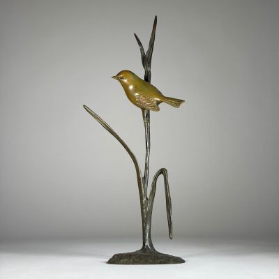 sculpture représentant un oiseau perché sur une branche d'une plante