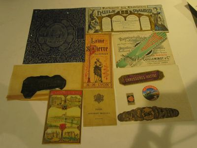 une table sur laquelle se trouvent de nombreux objets
