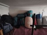 une pile de bagages posée sur un lit dans un coin de la pièce