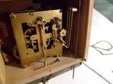 une horloge posée sur une table, entourée d'une chaîne