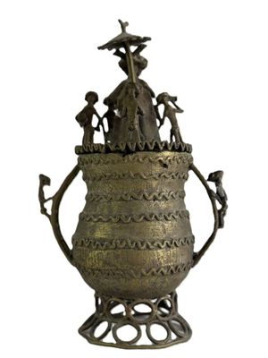 un grand vase en métal surmonté d'une statue