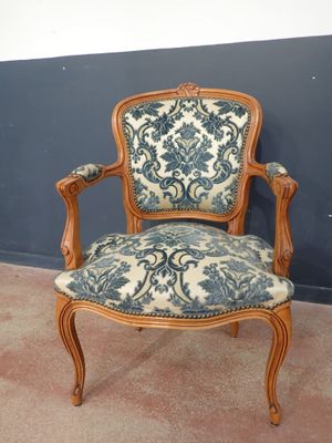 une chaise avec un revêtement bleu et blanc, revêtement, revêtement, revêtement, revêtement, revêtement, revêtement, revêtement, revêtement