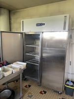 1 armoire froide CARAT en inox à deux portes, groupe logé