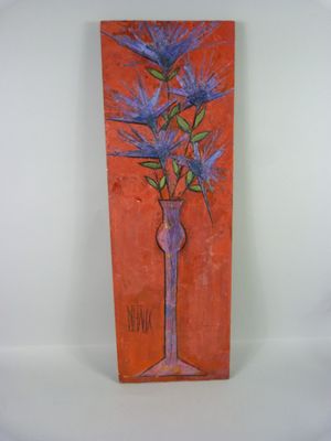 tableau représentant un vase orné de fleurs violettes sur fond orange