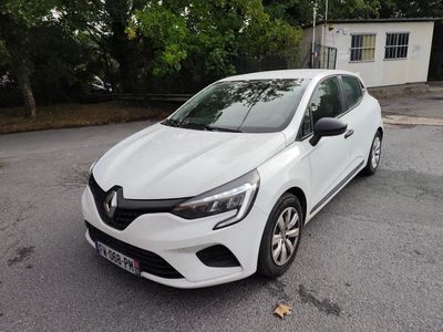 la voiture blanche est garée sur le côté de la route