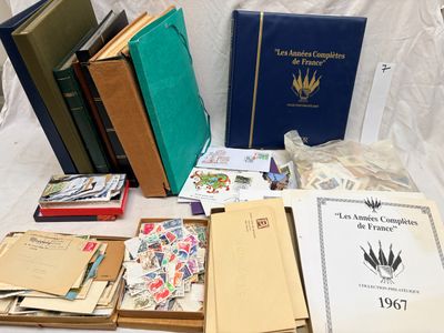 beaucoup de livres posés sur une table, dont un grand nombre