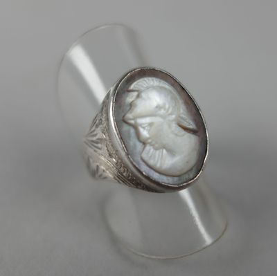 une image représentant une bague en argent ornée d'un camée représentant le visage d'un homme
