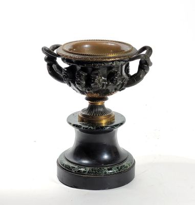 COUPE à l'antique dite "Vase de Warwick" en bronze à patine …