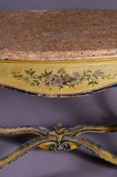 Table de milieu en bois sculpté, peint et rechampi bleu à fo… (photo 4)
