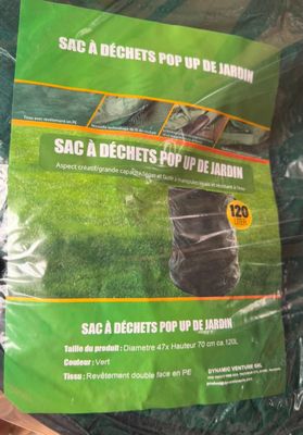 un sac contenant des bâches vertes posé sur une table